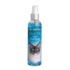 Kitten wordt verzorgd met leave-in droogshampoo